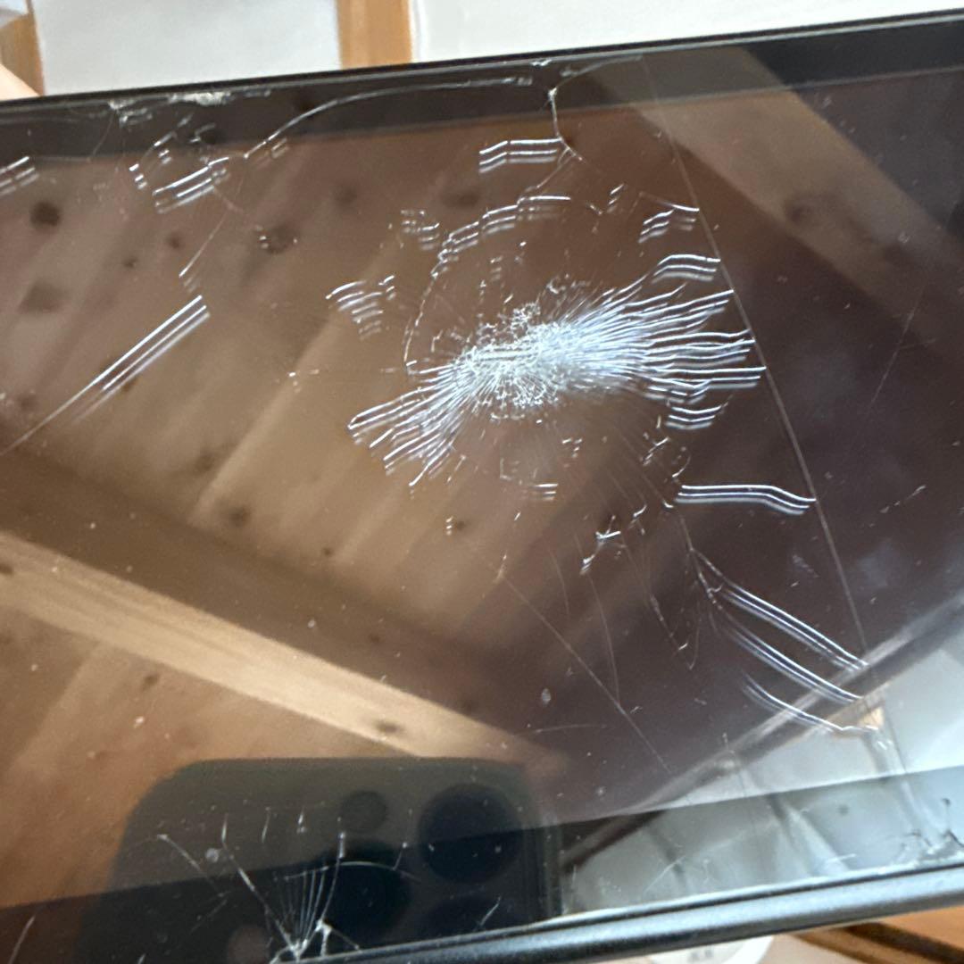 d*7様 Nintendo Switch 本体 ひび割れあり