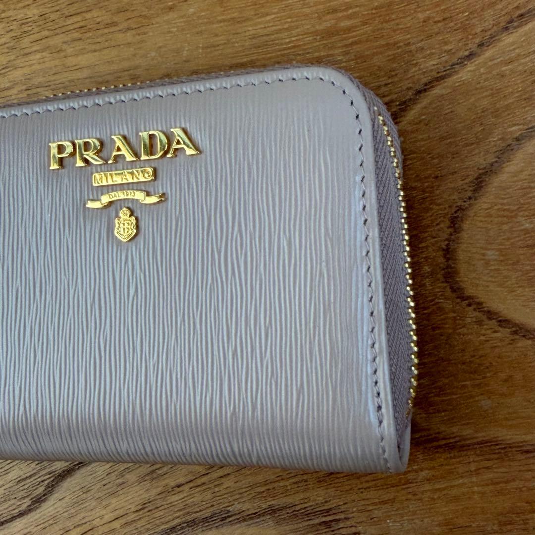 プラダ PRADA ケース　VITELLO MOVE LACCA 財布