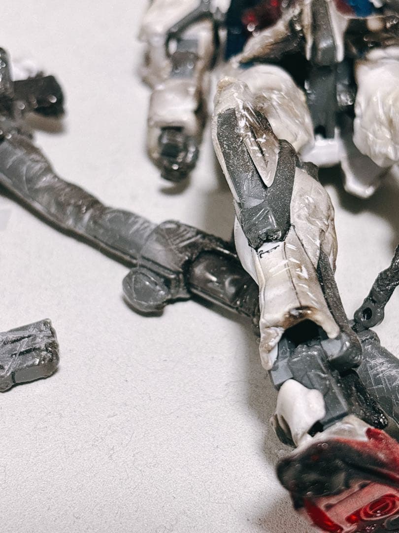 ロボットフィギュア ホワイト・ブルー・レッド