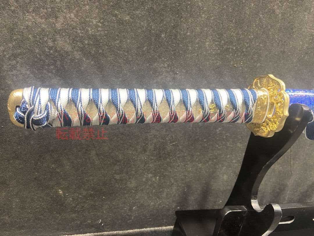 武士の刀で空いっぱいに星の青い穴が開いた  古兵器 武具 刀装具 日本刀 居合刀