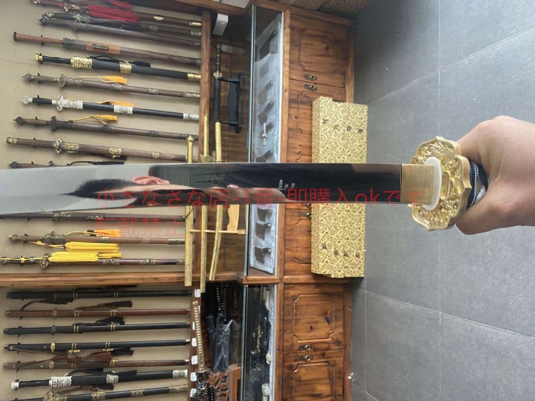 武士の刀で空いっぱいに星の青い穴が開いた  古兵器 武具 刀装具 日本刀 居合刀