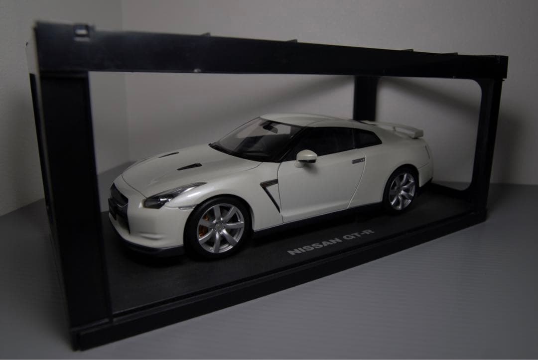 オートアート 日産 35 GTR 白 1/18 ミニカー