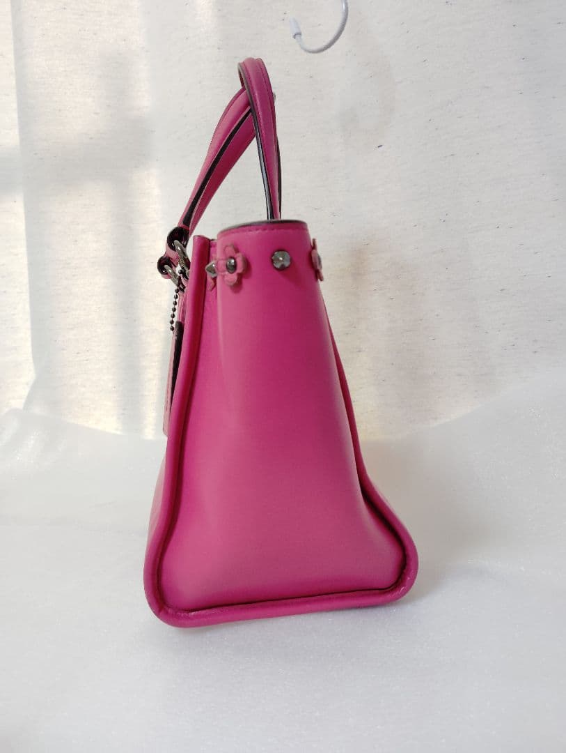 まゆちゃん　コーチ マゼンタ スタッズ フローラルレザー クロスビート