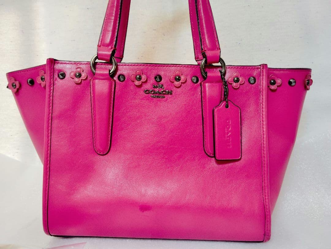 まゆちゃん　コーチ マゼンタ スタッズ フローラルレザー クロスビート