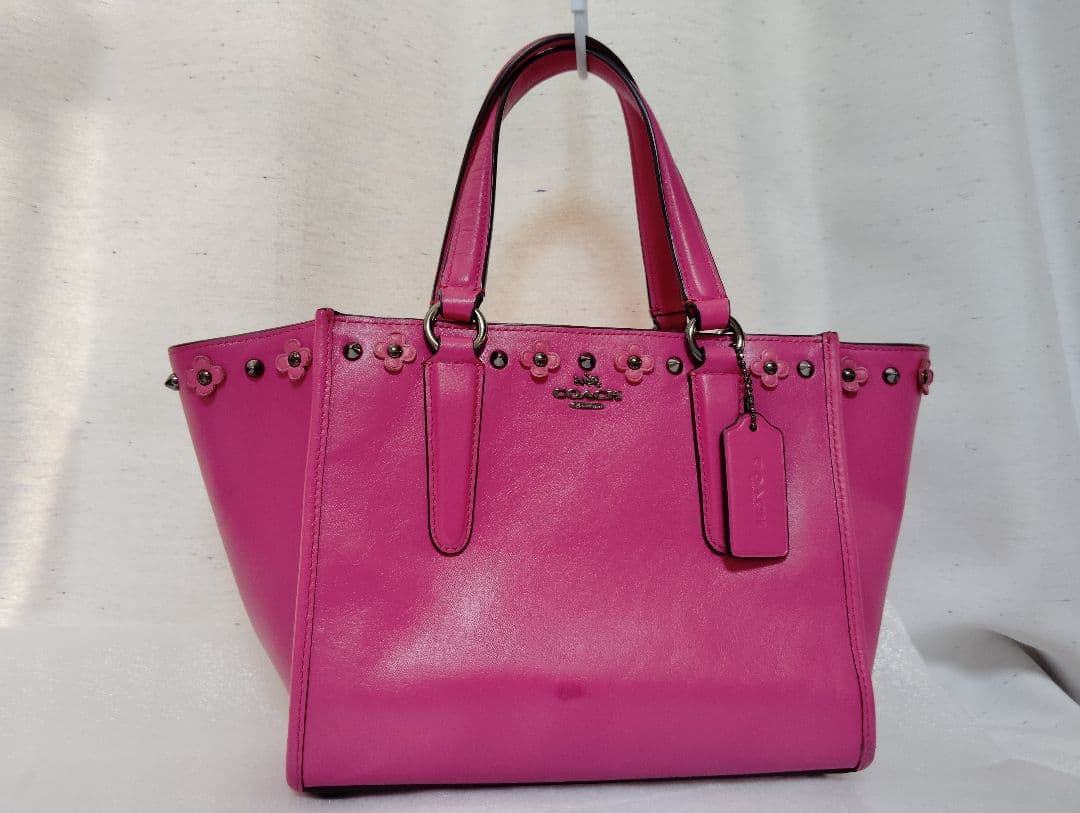 まゆちゃん　コーチ マゼンタ スタッズ フローラルレザー クロスビート