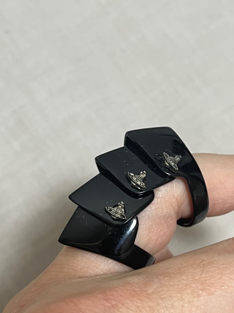 Vivienne Westwood 黒アーマーリング