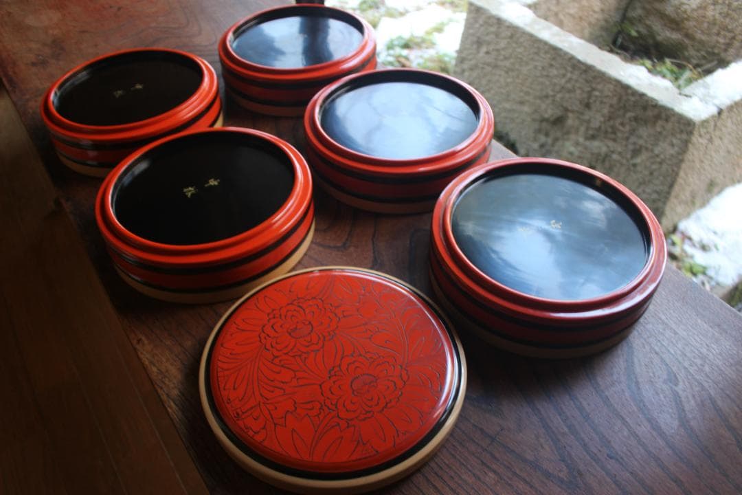 風情ある独楽塗の美しい五段丸重（検輪島塗お重重箱茶道具