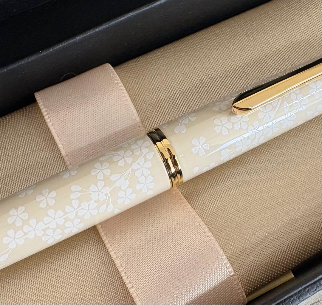 《未使用 》パイロット レディホワイト 桜 油性ボールペン