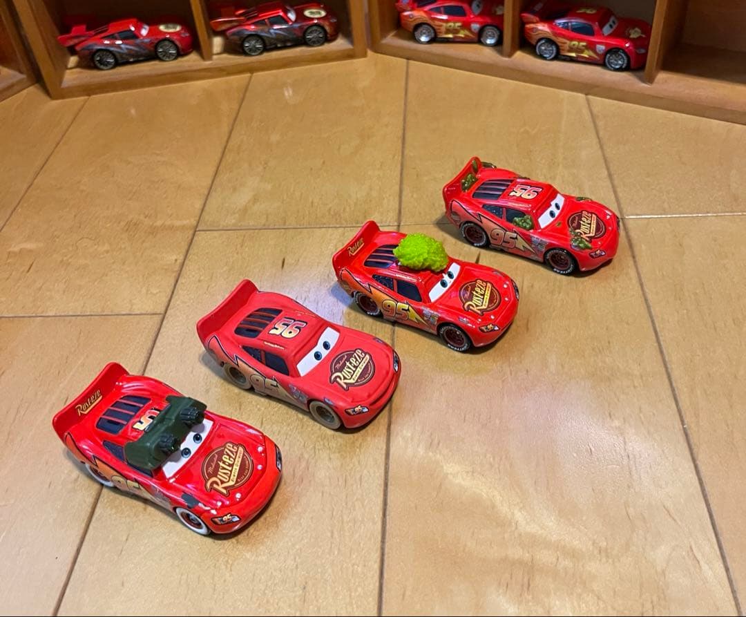 マテルカーズ ライトニング・マックィーン 21台と希少なガイドブック2