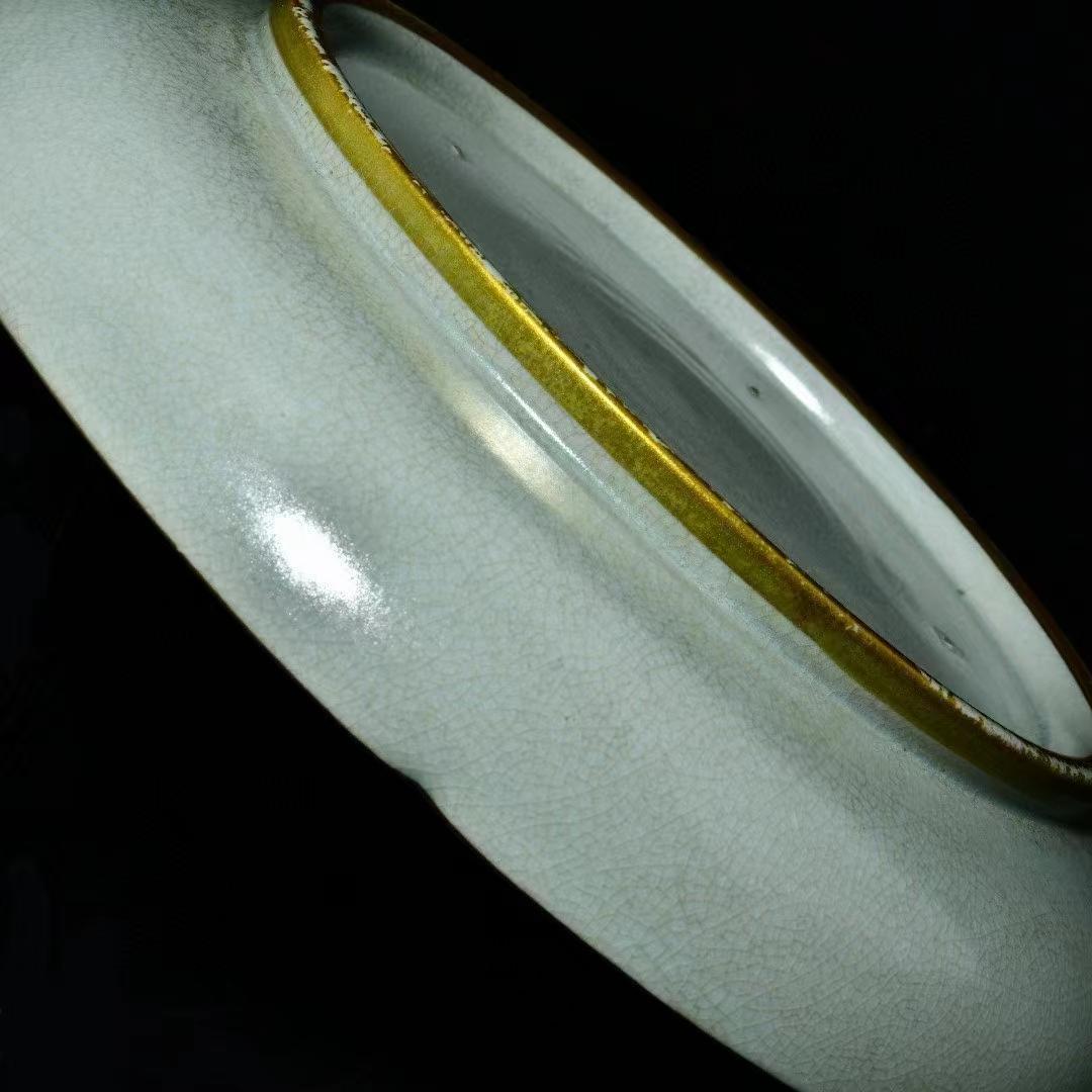 中国古美術・旧蔵の貝殻を鎏金で飾った陶磁器、侍女の文様が施された葵