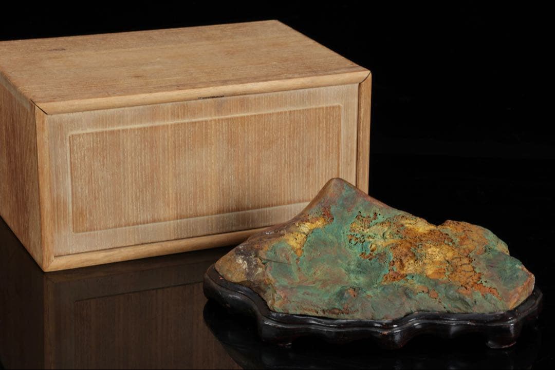 佐渡 五色石 885g 箱付 台座付 水石 鑑賞石 原石 天然石 自然石 飾