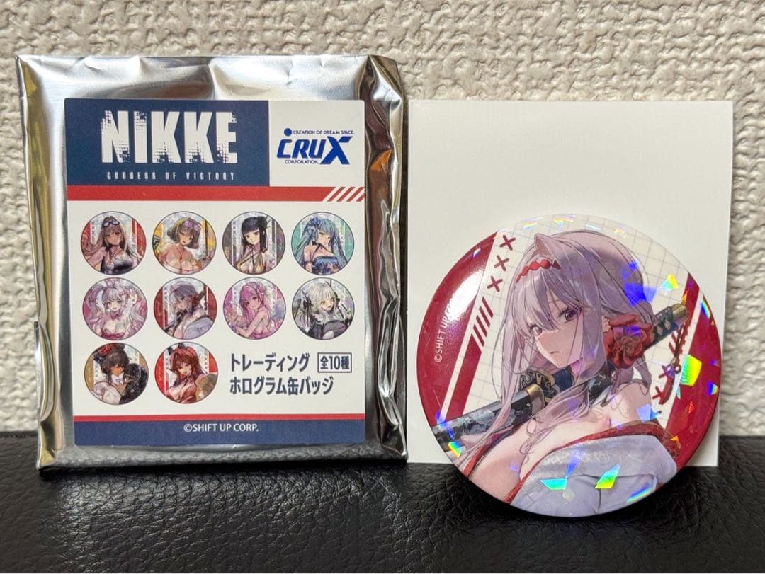 勝利の女神 NIKKE ホログラム缶バッジ 紅蓮 - メルカリ