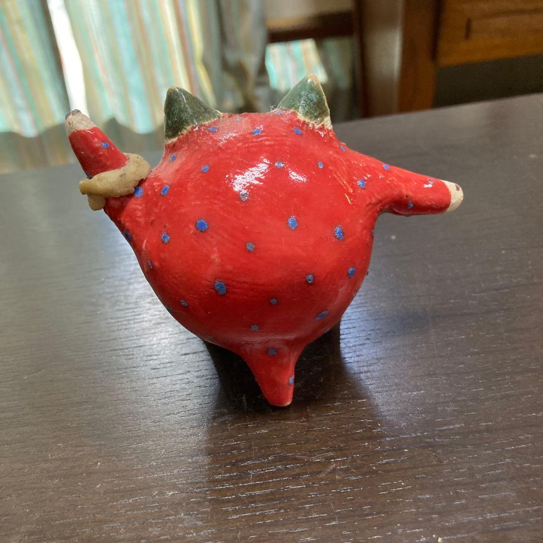 赤い猫の陶器フィギュア 小室幸雄さん