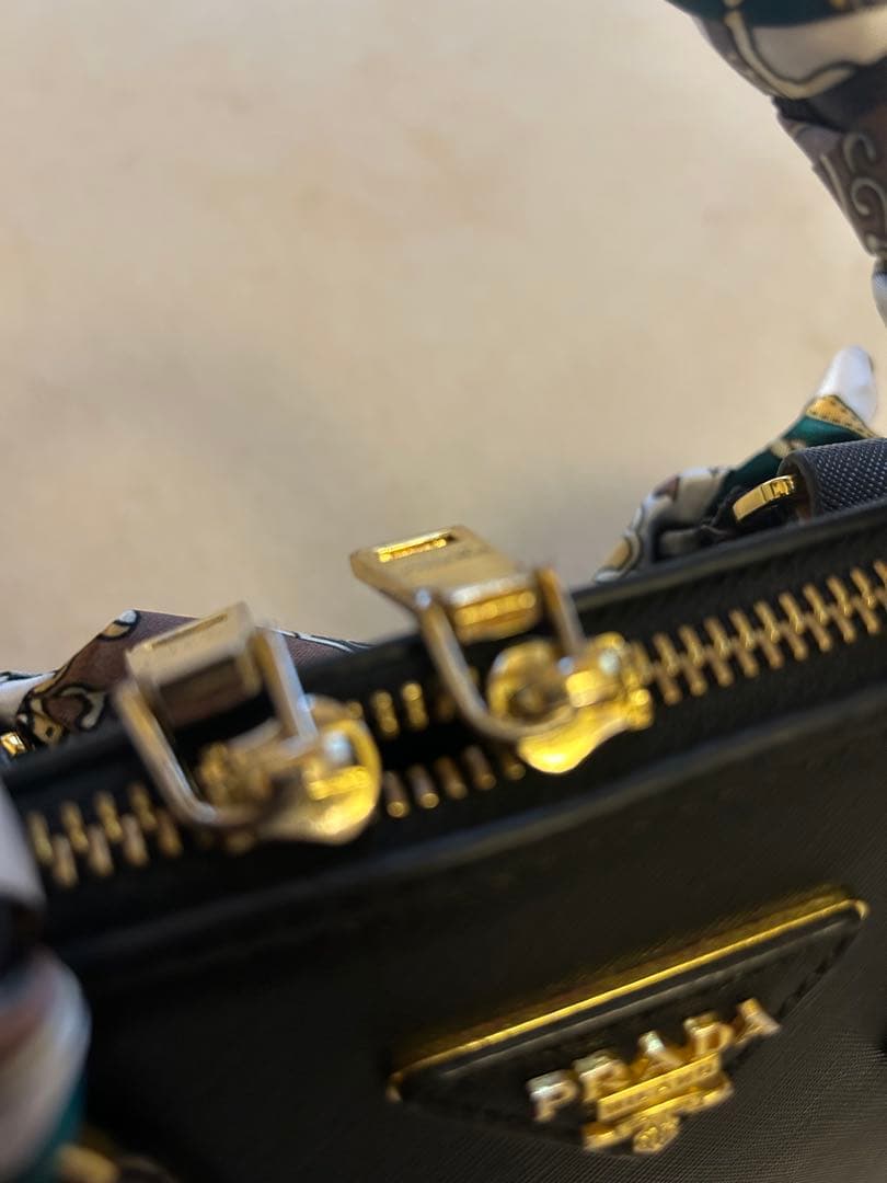 PRADA ブラック ハンドバッグ スカーフ付き