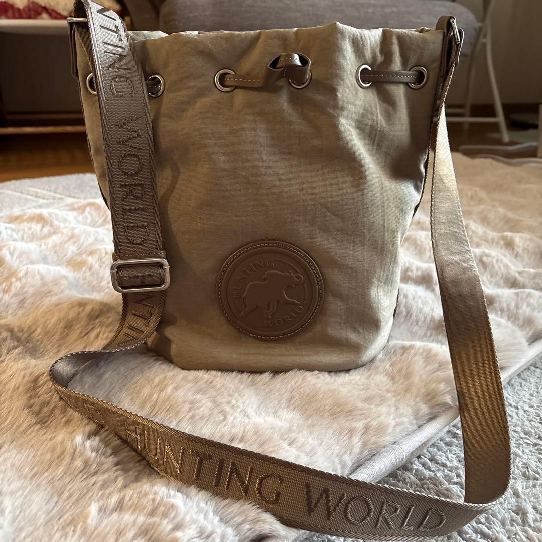 ハンティングワールド　巾着型ショルダーバッグ HUNTING WORLD ハンティングワールド 巾着 ショルダーバッグ 紺