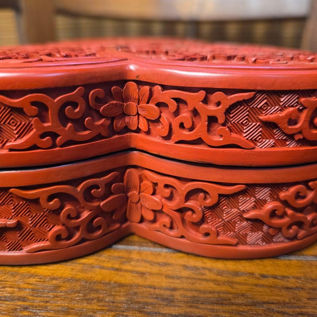 中国　堆朱彫 幾何地唐華唐草文 　三輪蓋物