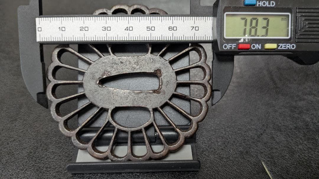 岩*ん様 無銘：菊花透かし 鉄鍔