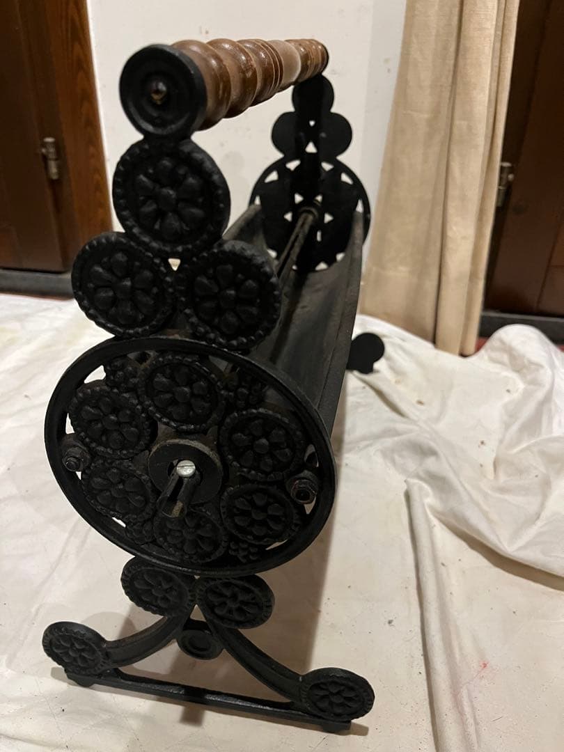 アンティーク 薪置き 装飾的な鋳鉄スタンド