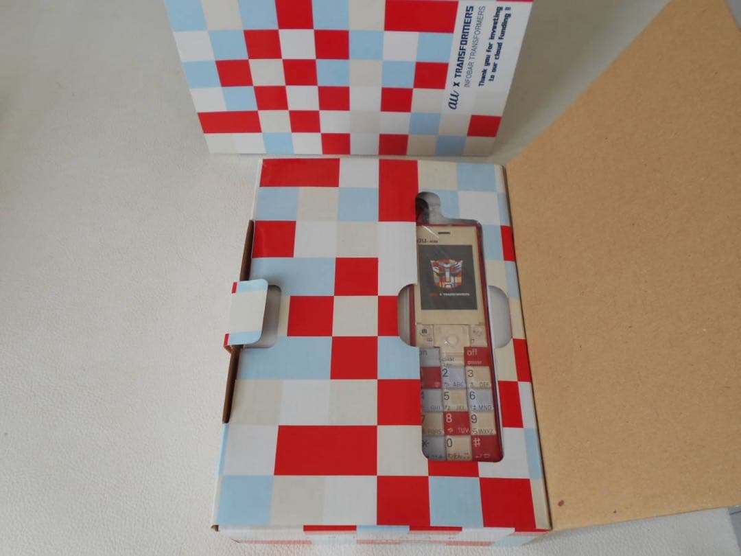 au ×トランスフォーマー オプティマスプライム バンブルビー メガトロン