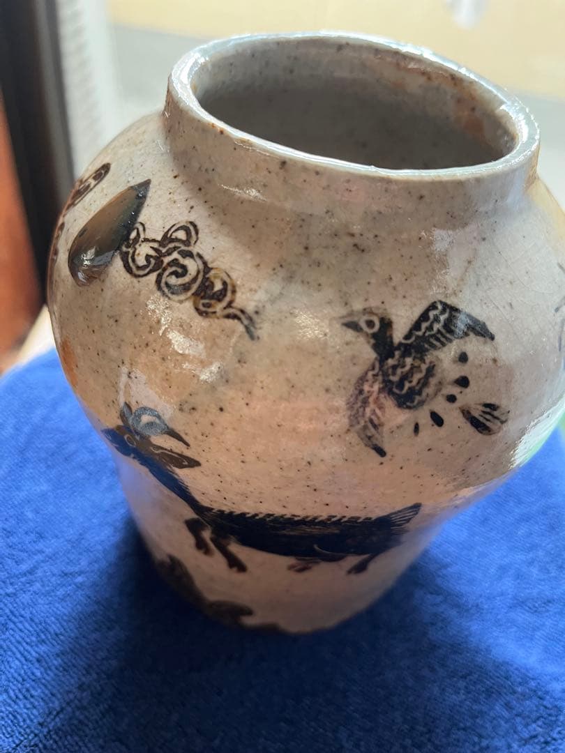 高仲健一 陶器花入 動物などを描いた壺です。高さ14センチ、