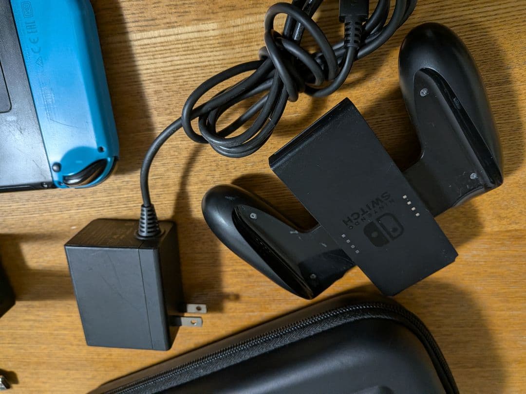 中古品　Nintendo Switch 赤/青 本体