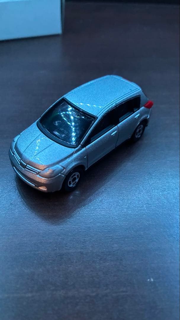 トミカ 日産 ティーダ ブリリアントシルバー カラーサンプル