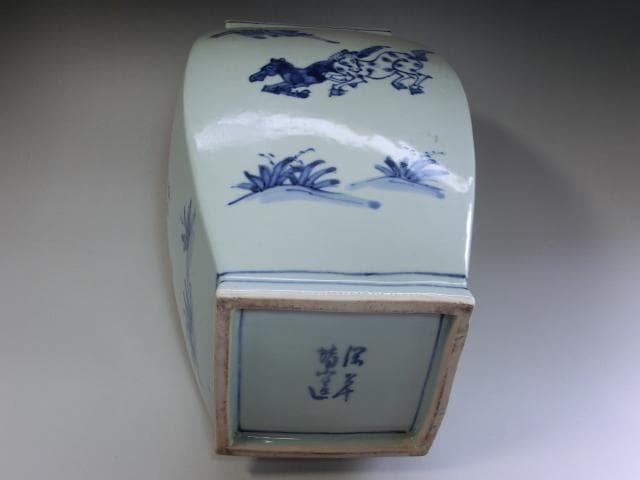 花瓶□保草靖山造 馬紋 染付 角瓶 四角花生け 古い