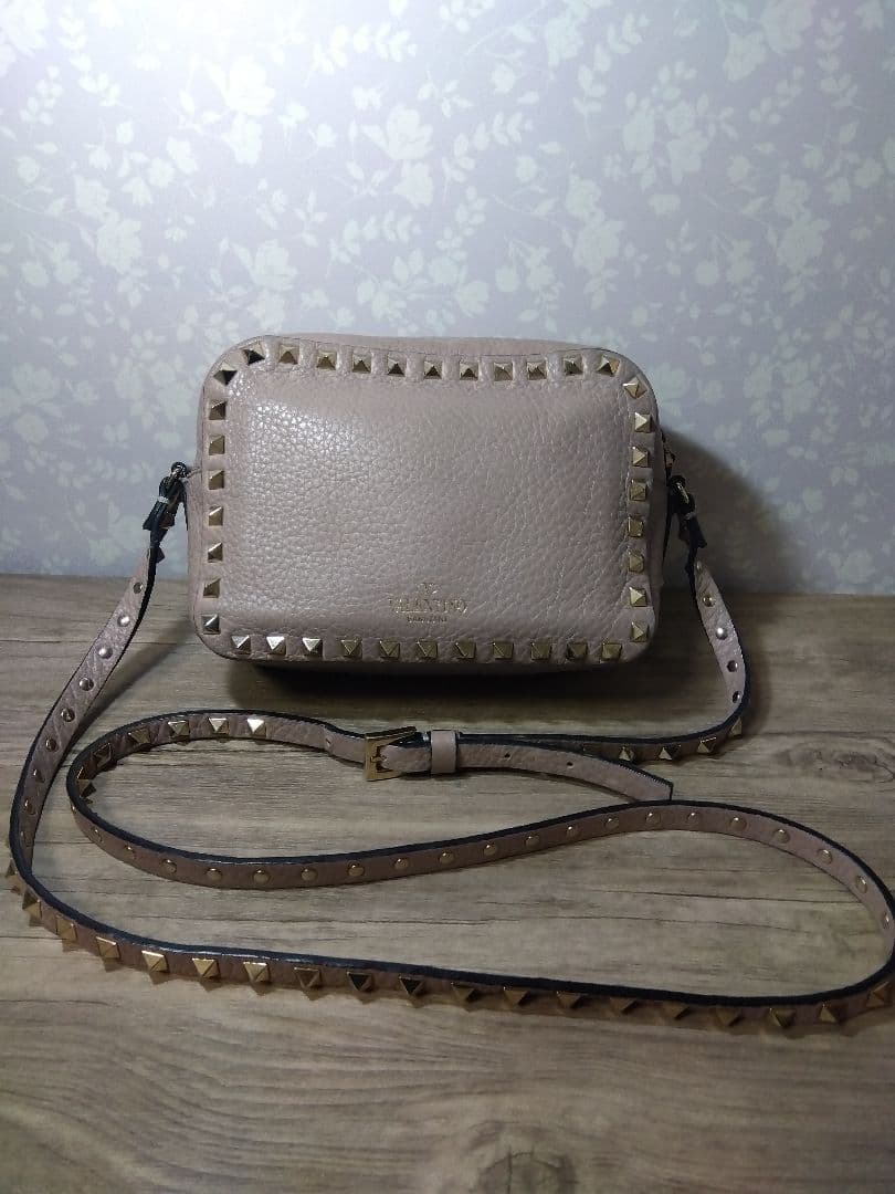 【VALENTINO】カメラバッグ スタッズショルダー 斜め掛け ベージュピンク