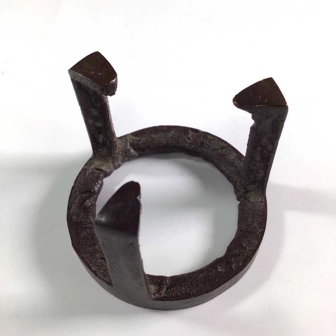 Ｐ９６０　蓋置　『人間国宝　高橋敬典造』『鉄製』『五徳蓋置』　共箱　茶道具