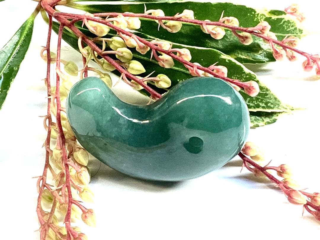 再結晶線入り糸魚川コン沢青翡翠 極上濃厚勾玉 宝石質の透過‼️極上高