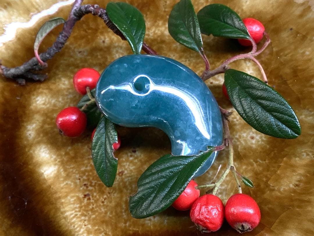 再結晶線入り糸魚川コン沢青翡翠 極上濃厚勾玉 宝石質の透過‼️極上高