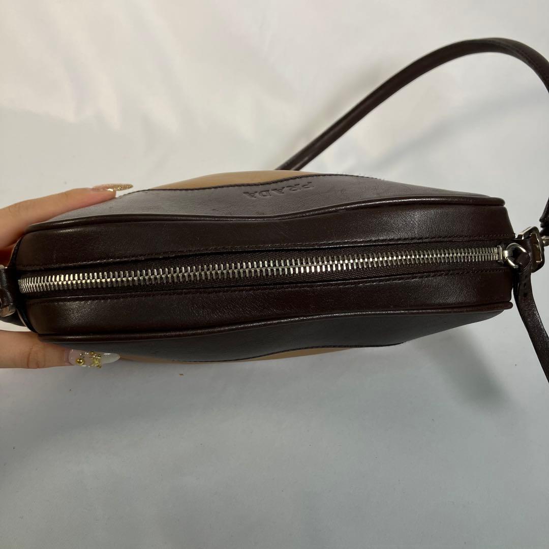 PRADA プラダ ショルダーバッグ セミショルダー 肩掛け レザー