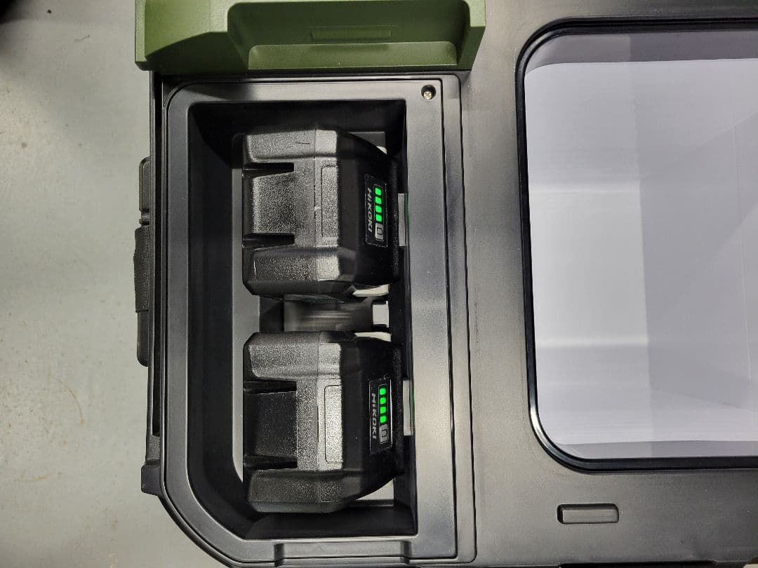 HIKOKI 冷温庫 デジタル表示 グリーン　電池２個付きです