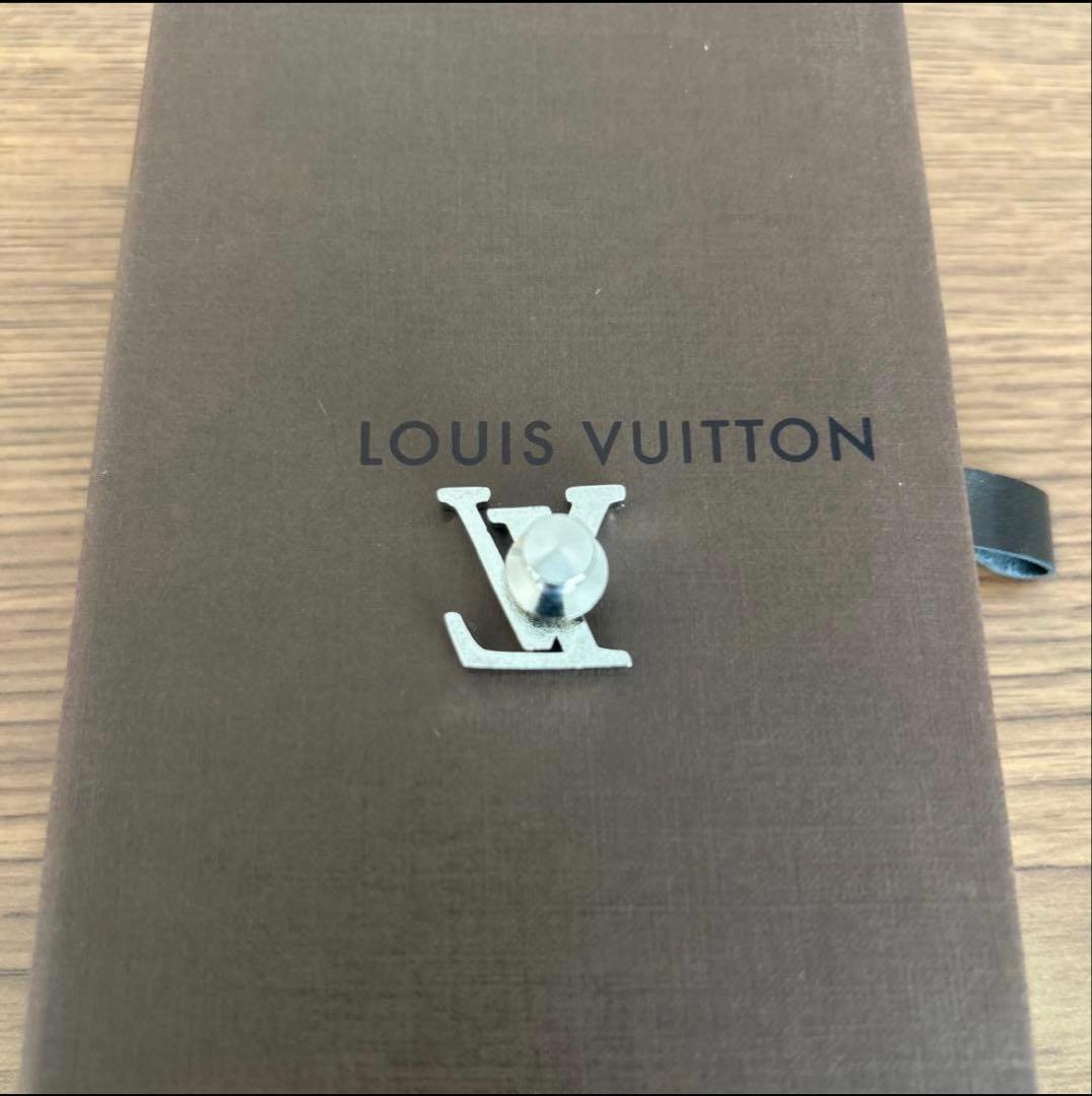 LOUIS VUITTON ルイ ヴィトン ロゴ ピンバッチ ブローチ スタッフ
