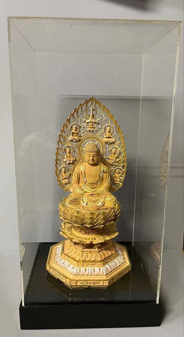 仏像 彩色切金 柘植 木彫 座釈迦 八角台座付 天人光背 アクリルケース