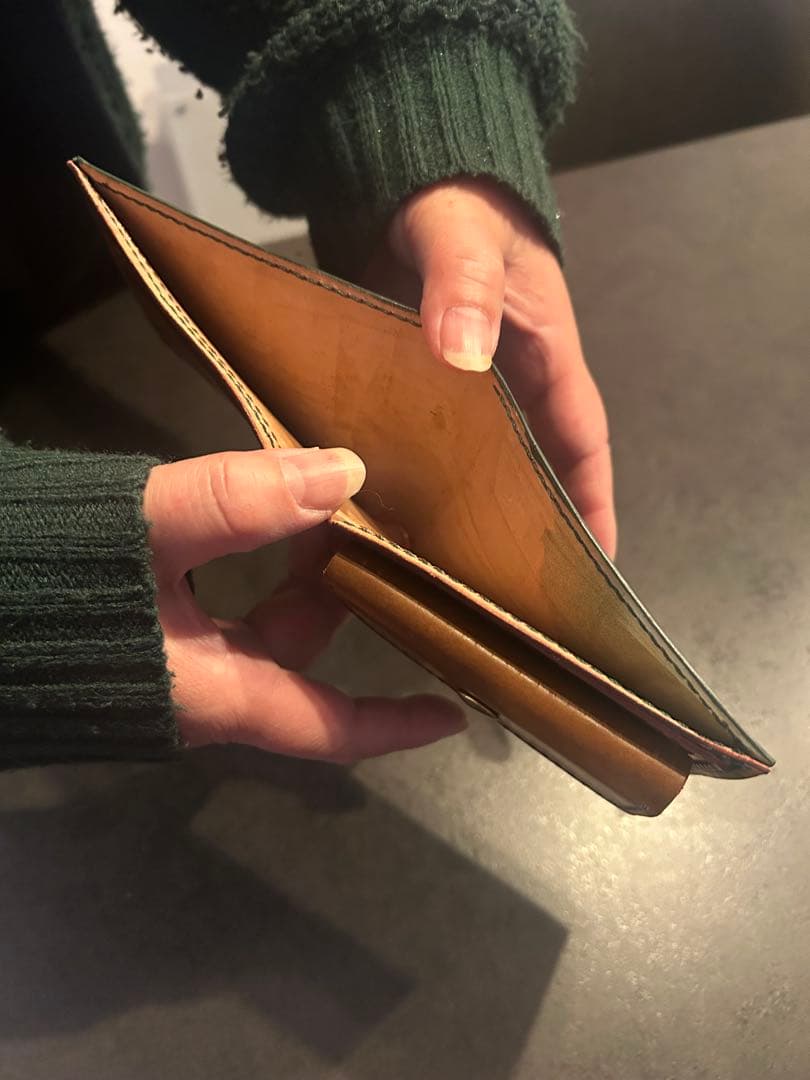 二つ折り財布　コードバングリーン