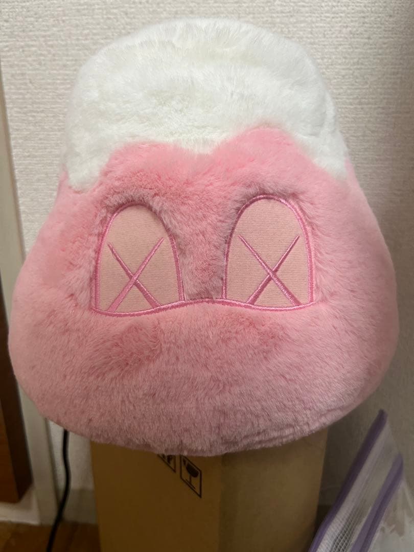 KAWS カウズ HOLIDAY JAPAN FUJI 富士山 ピンク