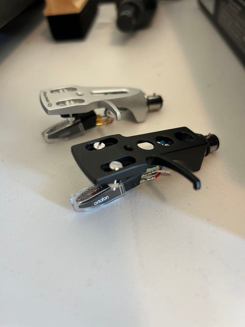 オルトフォンom pro sカードリッジ&ヘッドシェル　2セット Amazon.com: Ortofon OM Pro S Premounted DJ Cartridge on SH-4