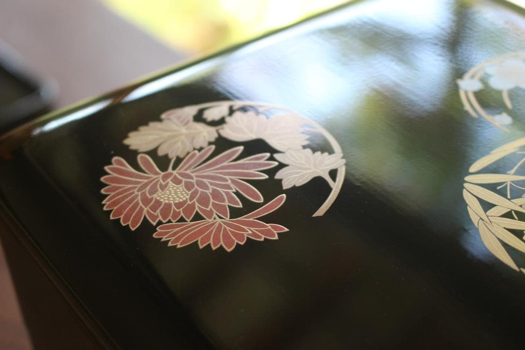 稲忠漆芸堂製！上質黒漆に極上丸紋四君子蒔絵の