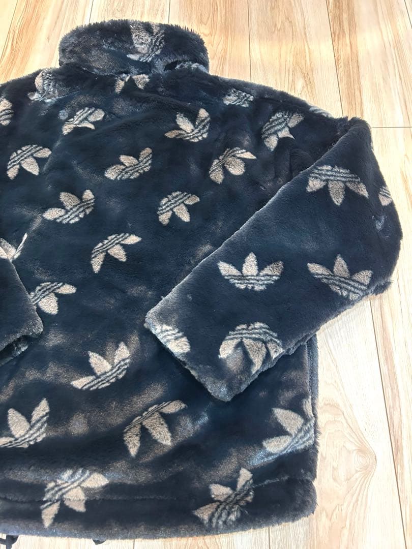 アディダス オリジナルス モノグラム ロゴ ファー ジャケット ジャージ 黒