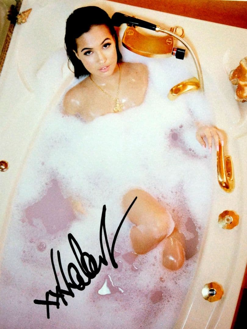 メイベル直筆サイン入り超大型写真…Mabel…イギリスのシンガーソングライター メイベル直筆サイン入り超大型写真…Mabel…イギリスのシンガーソング