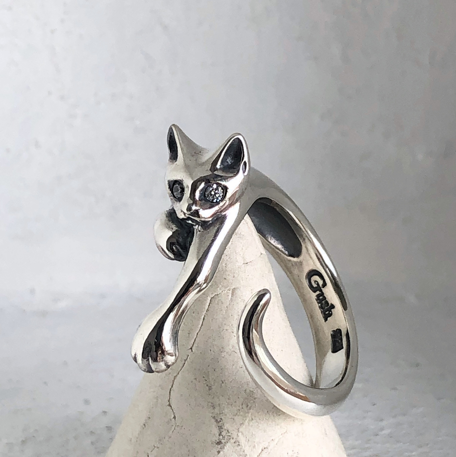 クリアな瞳の指に絡みつく猫リング - GUSH2017'S GALLERY | minne