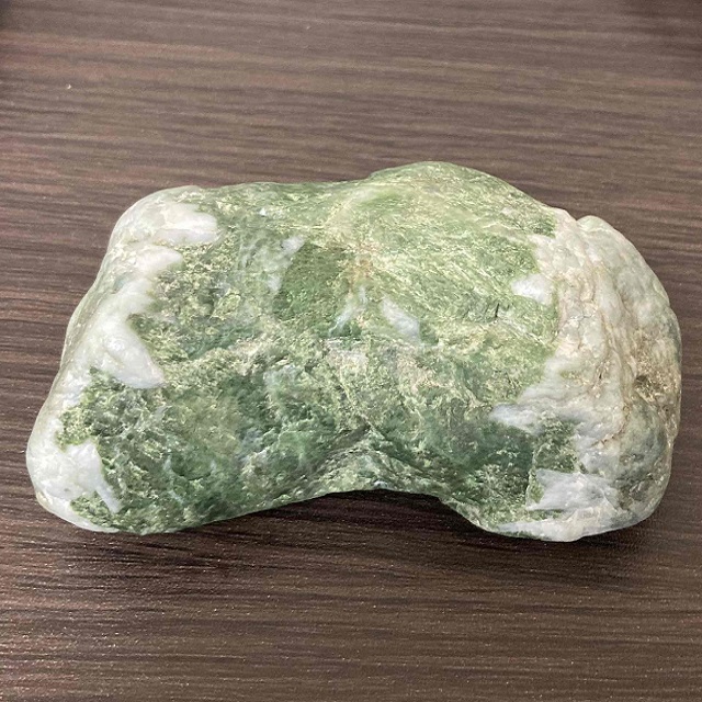 あわ貴石ギャラリーの美しい希少な天然若竹緑翡翠（ジェダイト）原石