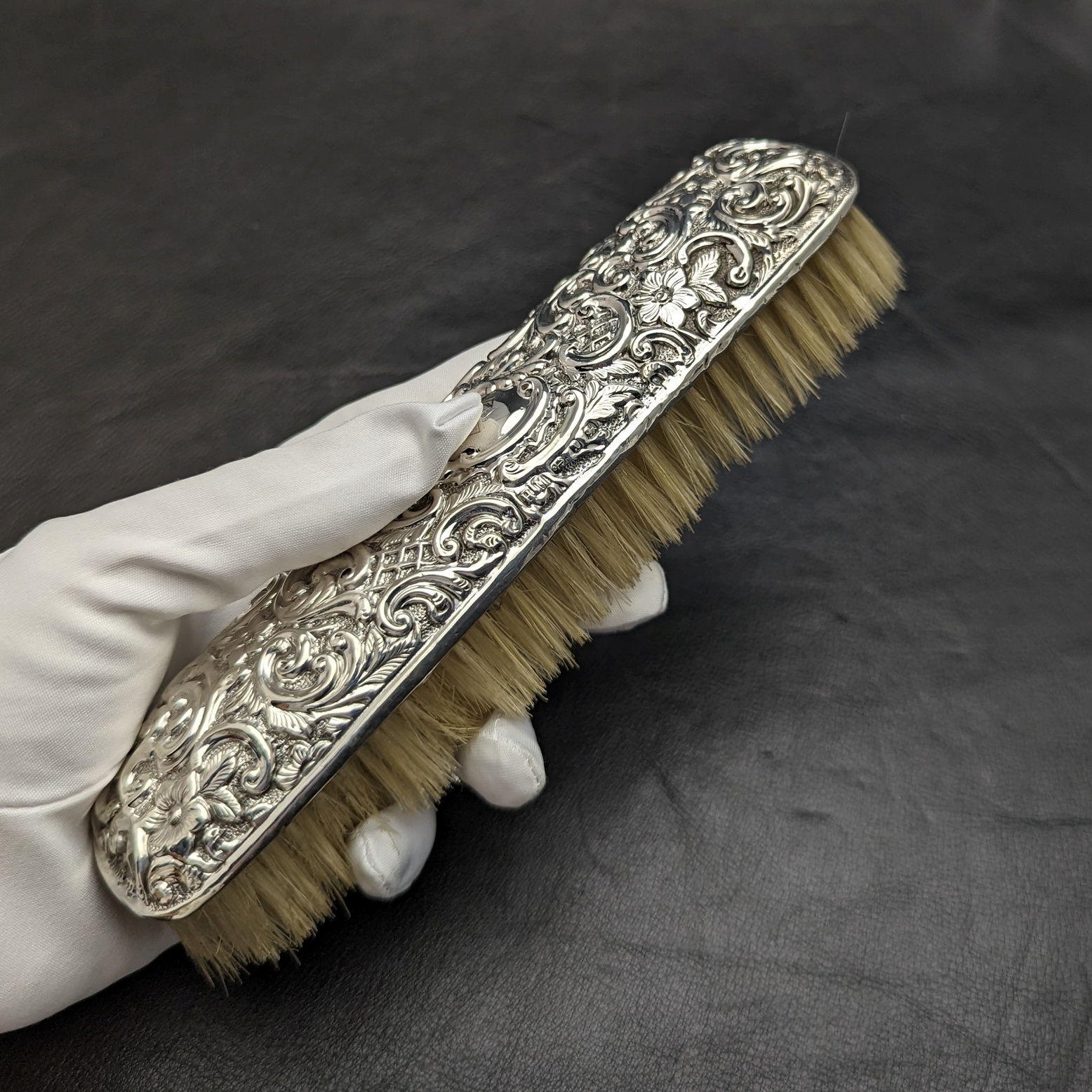 1897年 英国アンティーク 浮き彫り彫刻 純銀製ブラシ - SILVER-LUG