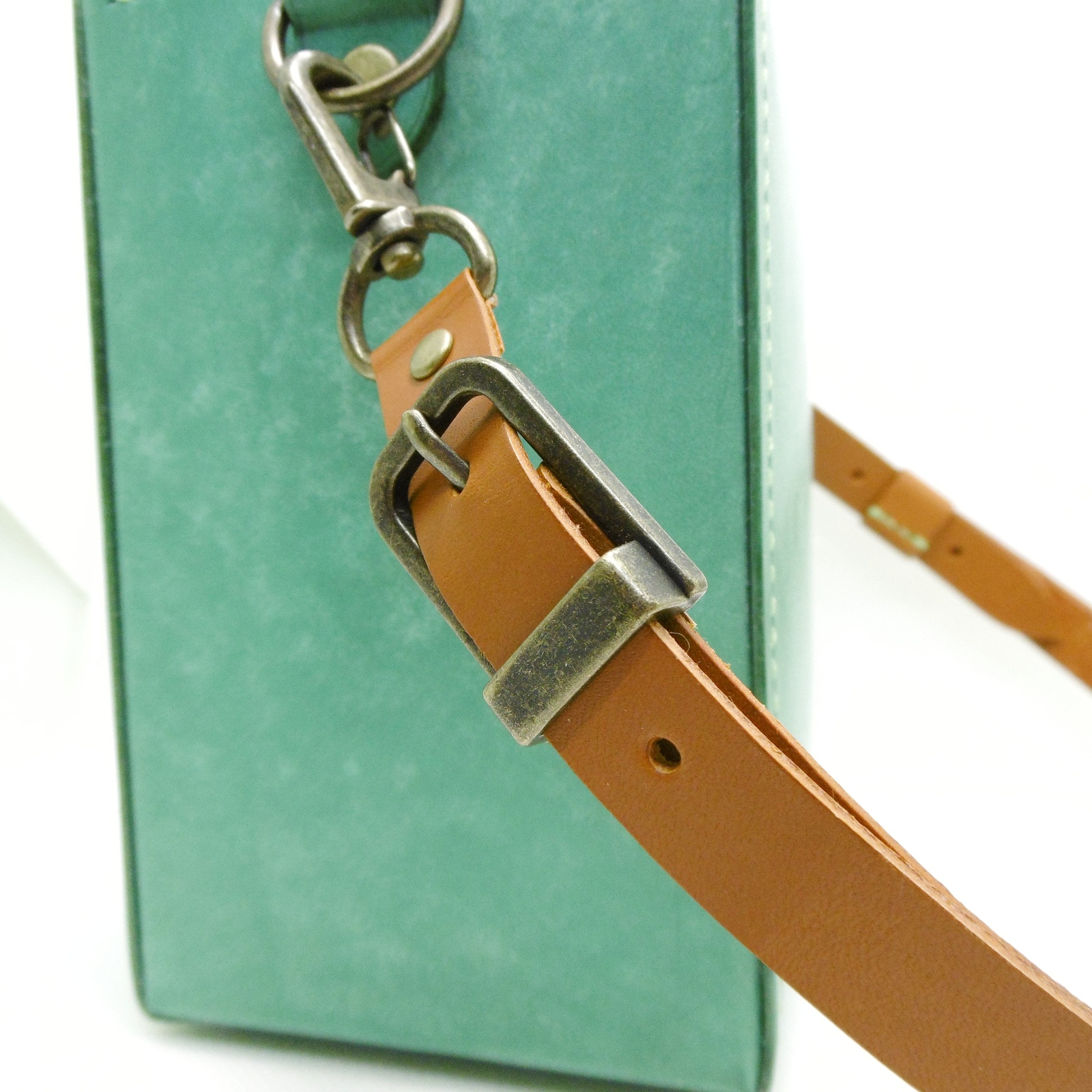 牛乳パックの形のポシェット「青空広がる高原ミルク」 - みやびレザー