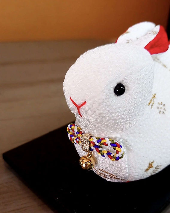 松栄堂の2023年(令和5年)干支卯(うさぎ)の香り袋(赤・紫)発売中です