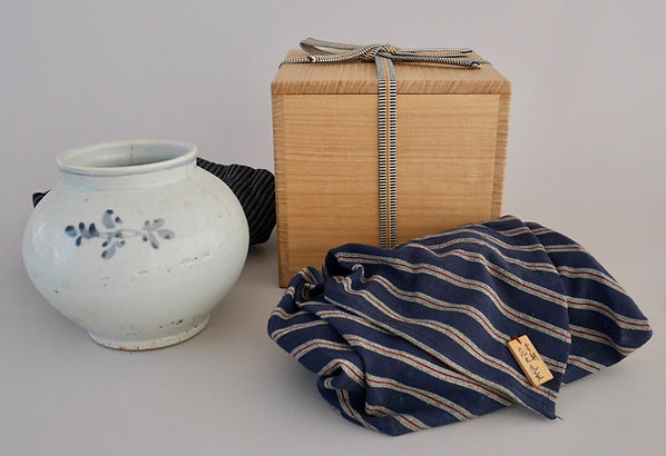 李朝 韓国古美術 韓国古陶磁器 白磁 陽刻浮彫 花文様 高付台