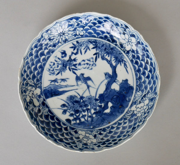 輪花(りんか)皿のリズム」 古伊万里染付皿(直径20cm) 骨董アンティーク 古