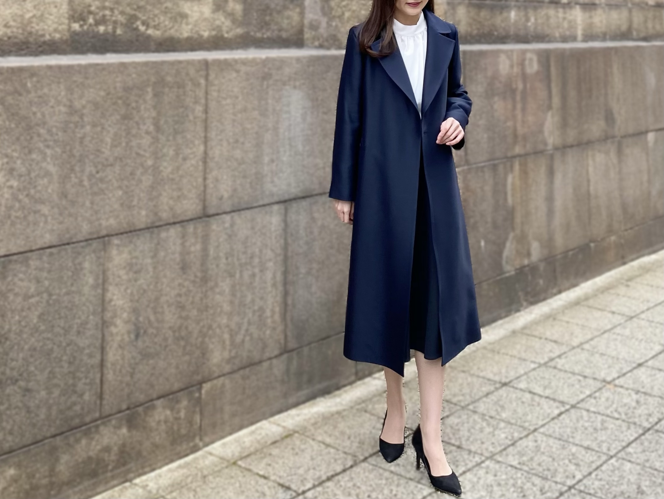 光沢感が美しいシルクウールツイルテーラードロングコートをご紹介