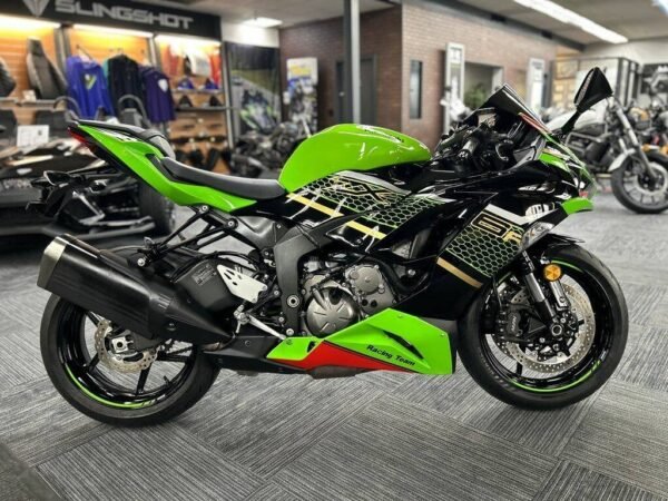 2022 Kawasaki Ninja® ZX -6R Metallic Matte Twilight Blue/Metallic